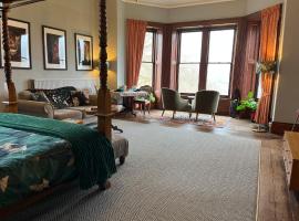 Cader en suite at Pen Y Coed Hall exclusive Luxury Hot Tub, Hotel in Dolgellau