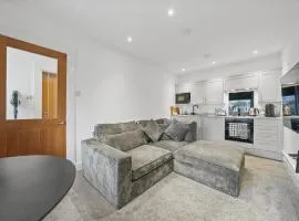 1 Bedroom Apartment 5 Mins from Town Centre and Beach with Free Parking - Perfect for Work and Golf Stay