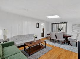 Spacious 5Br home in Malden with AC & heat, hotel i Malden