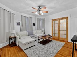 Spacious 2Br home in Malden with AC & heat, hotel i Malden