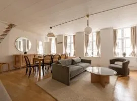 Central 2BR Apartment Sleeps 7