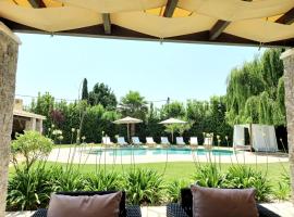 Villa Black White Dassia, hotel di Dassia