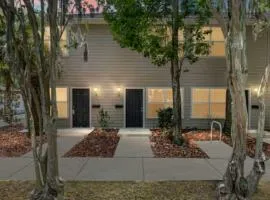 Incredible location Full kitchen Premium Stay