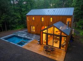 Catskills Creek - Forest Views, Hot Tub & Pool – hotel w mieście Kerhonkson