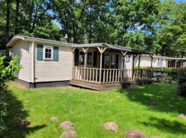 Chalet Spring voor 6 personen I Resort de Heimolen, hotel v destinaci Baarle-Nassau