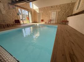 Les Gîtes de La Pellerie - 2 piscines intérieur & extérieur - Touraine - 3 gîtes - familial, calme, campagne, Hotel in Saint-Branchs