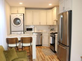 Spacious & Elegant 3 full bedroom apartment - Heart of Long Island, hotel i Uniondale