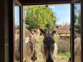 Le Hameau des Ânesses, hotel i Courgains