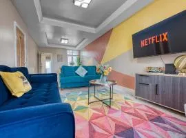 Modern 4BR Home for 10 Free Parking Fast Wi-Fi