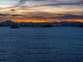 Luxury 1 2 & 3BR Manila Bay Sunset View Condo ,Near Okada, MOA & Airport , Free Parking, hotel v destinácii Manila