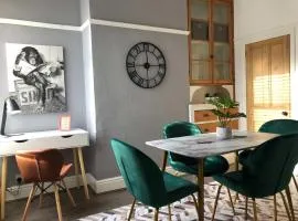 Sleeps 5 Fast WiFi Free Parking Long-Term Available