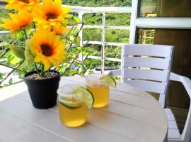Moderno Apartamento con Aire Acondicionado - WIFI - Piscina - Aqualina Green - hasta 6 Huéspedes, hotell i Girardot