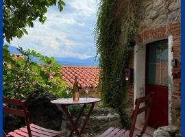 Charming stone house in Eus - Vue sur les Montagnes & Confort 2025, hôtel à Eus