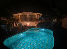 Greek "Jungle Villa", with private Waterfall and Pool, hotell sihtkohas Siolim