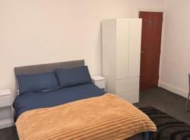 studio apartment with small kitchen and bathroom, отель в городе Колн