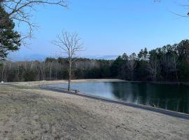 Private Lake Farm Retreat - 5 Homes - 1hr from STL โรงแรมในLuebbering