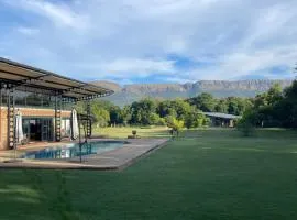 Hartbeespoort Escape, Pool, Private Hot Tub & Mountain Views