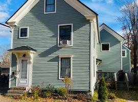 Duplex Farmhouse Rental Walk to Downtown, Hotel in Kennebunk