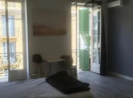 très grande chambre climatisée plein centre Nice avec balcon