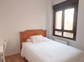 Habitación individual cómoda y luminosa con cama grande