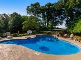 Spacious Serene Cabin Sleep 14 Pool Hot Tub Games