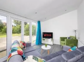 Temple by Alt-Stay Contractor Accommodation - 4 Bed Contractor Home With Parking, Wi-Fi & Full Kitchen - Ideal For Long stays