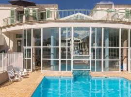 R&eacute;sidence Pierre & Vacances Le Palais des Gouverneurs, hotelli, jossa on uima-allas kohteessa Saint-Martin-de-R&eacute;