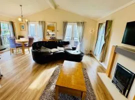 Family Friendly Lodge sleeping 5 with Hot Tub - Devon