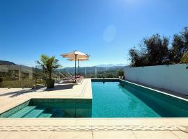 Finca Moderna Luxurious Family Getaway in Tolox by Solrentspain, khách sạn ở Tolox