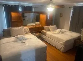 Retro Ranchhouse - Main Bedroom