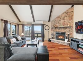 Tannersville में, होटल Cozy Camelback, Pocono Retreat w/ Mountain Views!