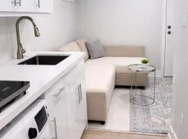 Studio Basement Suite with Sofa Bed and kitchen, Entrance from Garage -Sleeps 2