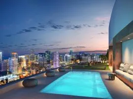 Upscale Downtown Condo Pool Gym & Skyline Views