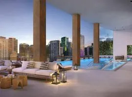 Upscale Downtown Condo Pool Gym & Skyline Views