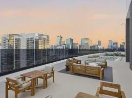 Upscale Downtown Condo Pool Gym & Skyline Views