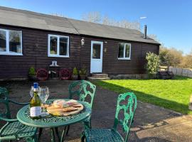 B's Lodge at Church Elms Farm، فندق في آشفورد