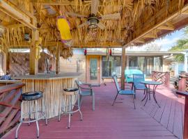 Sunroom & Spacious Yard! Family Gem in Orange Park, hotel i Orange Park