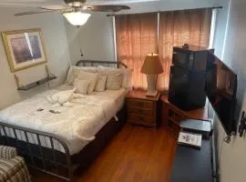 Retro Ranchhouse - Private Room