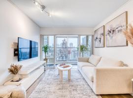Chic Bright Condo Next to BC Place & Free Parking, готель у Ванкувері