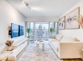 Chic Bright Condo Next to BC Place & Free Parking