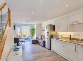 2022 Two Bed Stylish House Near Beach