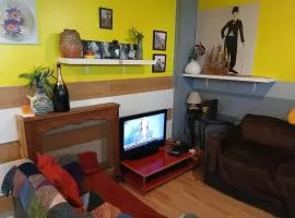 Guesthouse de 40 m2 pour 2-3-4 personnes-Rez de Chaussée sur Rue et Patio Privé - Séjour,Cuisine,SDB,Chambre Lit double - 2 canapés lits dépliants-Entrée côté Rue Berzélius-4 m à pied du Métro Brochant lig13- Bus 31,54,74 ers sites touristiques