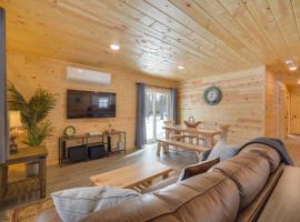 Fish, Swim, Play Voyagers Family Cabin with Yard, hotel a Danbury