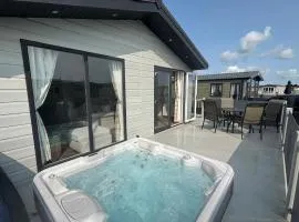 The Retreat 21 Lodge- Hot Tub, pet friendly, WiFi, bath - Golden Palm Resort - Meadow Lakes Caravan & Lodge Hire