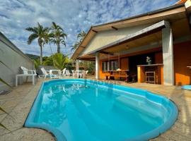 Casa espetacular com 5 quartos 50 metros do mar, hotel a Matinhos