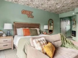 Ozark Oasis - Walk-in Studio w Patio, Pets OK!