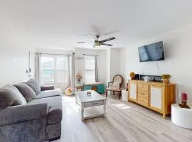 Stroll to Shore + Mission Blvd: Dog-Friendly Home