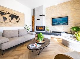 La Grange d'Ernest Swimming Pool-Circuit Dijon Prenois, hotel i Prenois