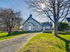 Quiet Waterfront Home: Ideal Maine Escape! – hotel w mieście Bass Harbor
