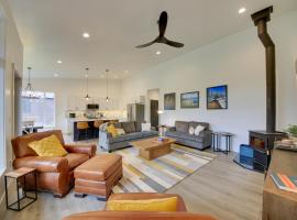 Viesnīca Elegant Priest Lake Townhome about 1 Mi From Lake pilsētā Coolin